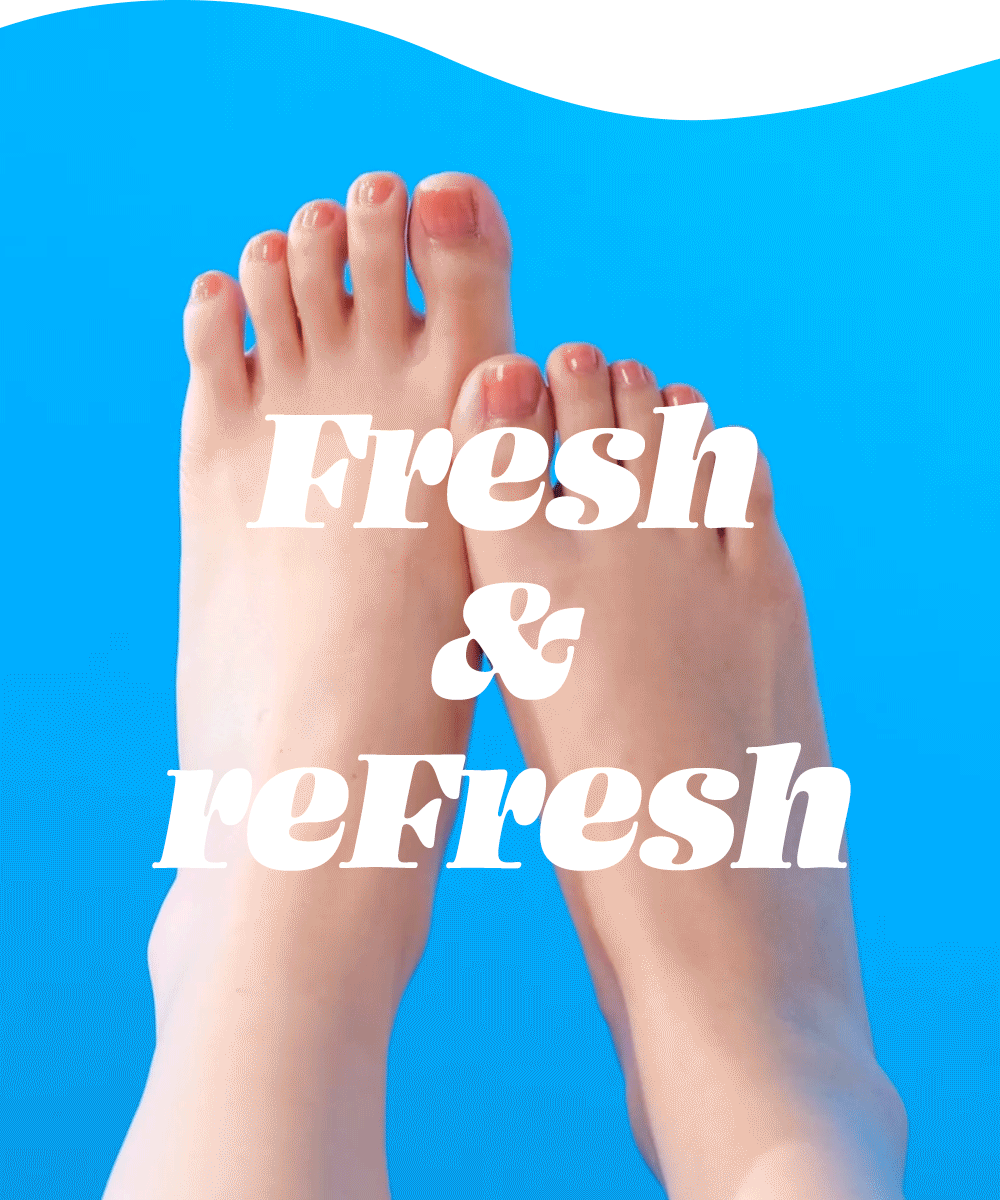 발등에 데오프레쉬 풋샴푸를 뿌리고 있는 영상