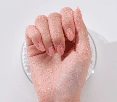 Video of testing the stickiness of the back of the hand after applying lotion