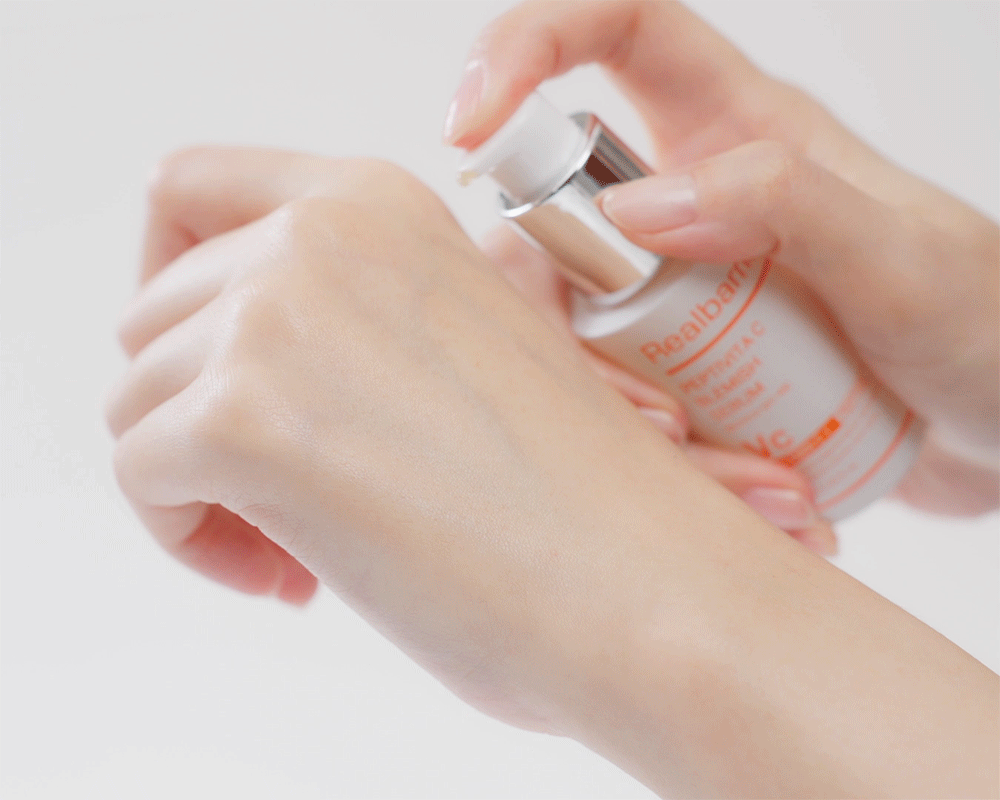 제품을 손등에 바르는 gif 이미지